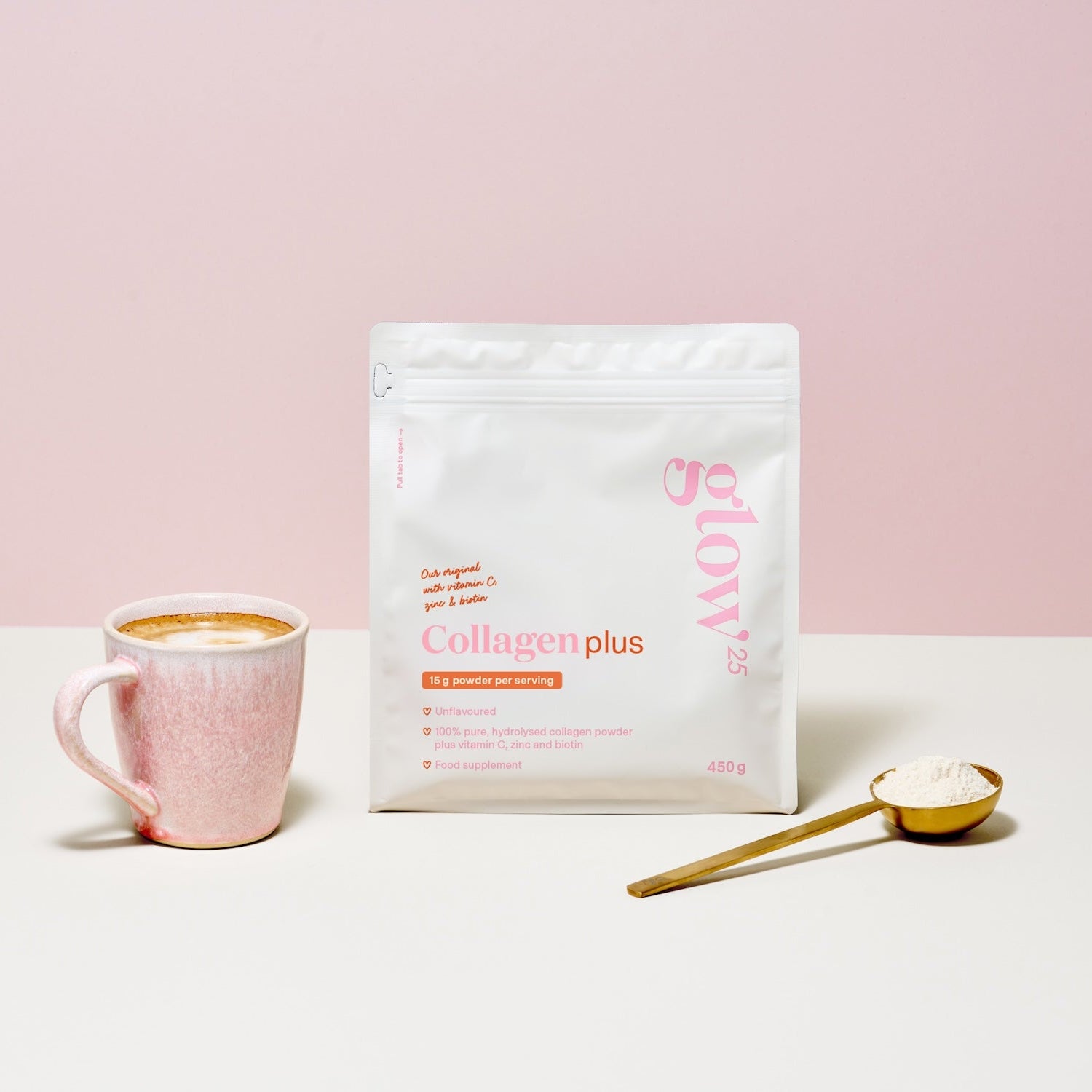 Glow25 Collageen Plus verpakking naast kopje koffie en lepel, perfect oplosbaar in warme dranken.