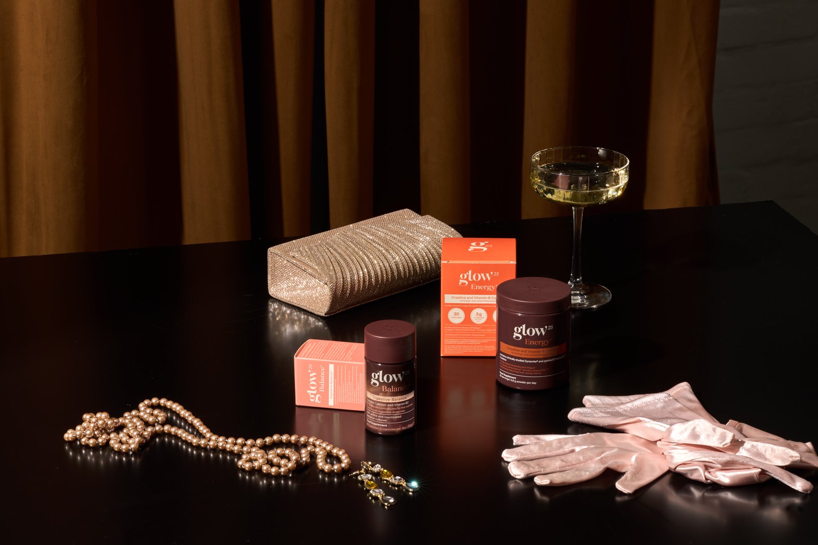 Glow® Cinema: guanti di raso, pochette, collana di perle e calice di champagne come regali VIP
