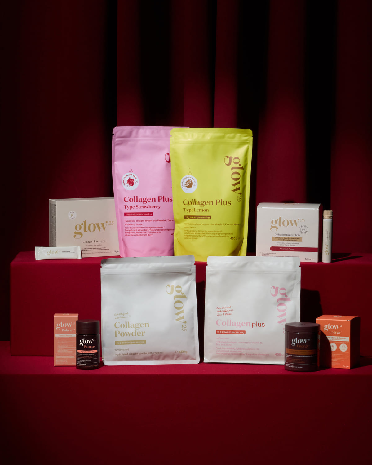Glow® Cinema : toute la gamme Glow25 sur une scène rouge devant un rideau rouge