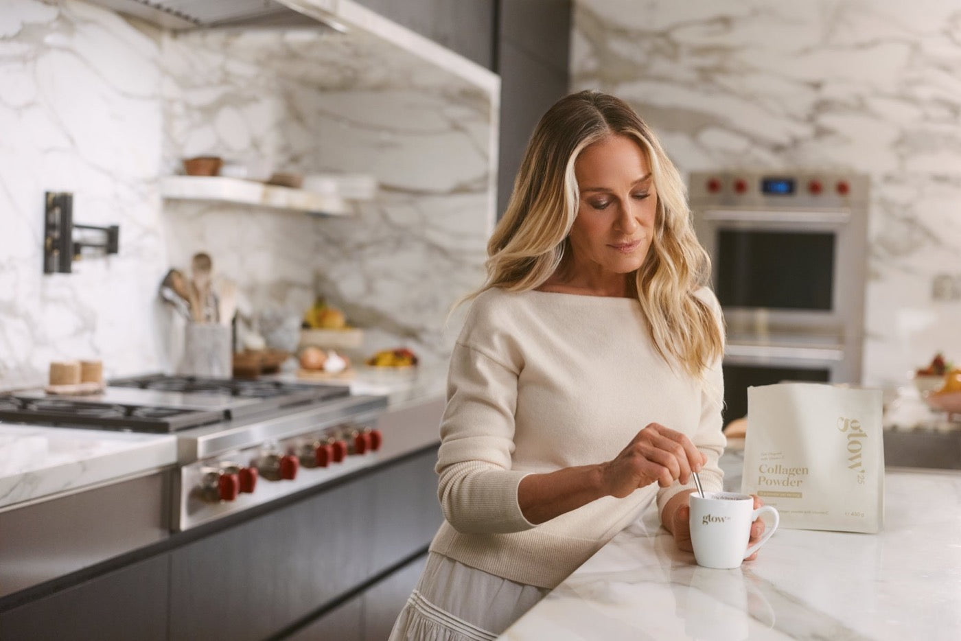 Sarah Jessica Parker rührt Glow25 Kollagen in ihren Kaffee
