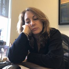 Donna che nel pomeriggio appoggia la testa sulla mano