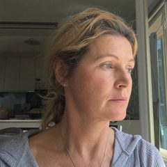 Donna che guarda assente fuori dalla finestra