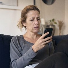 Donna che rilegge un messaggio sul telefono