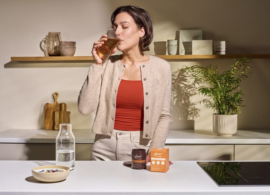Donna che spunta sul calendario la sua routine quotidiana con Glow25 Energy