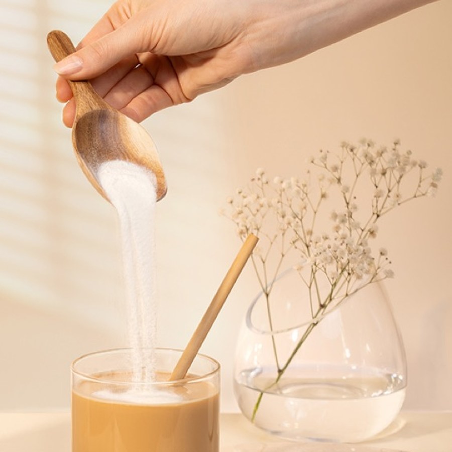 Collagen Plus wordt door een koffie geroerd
