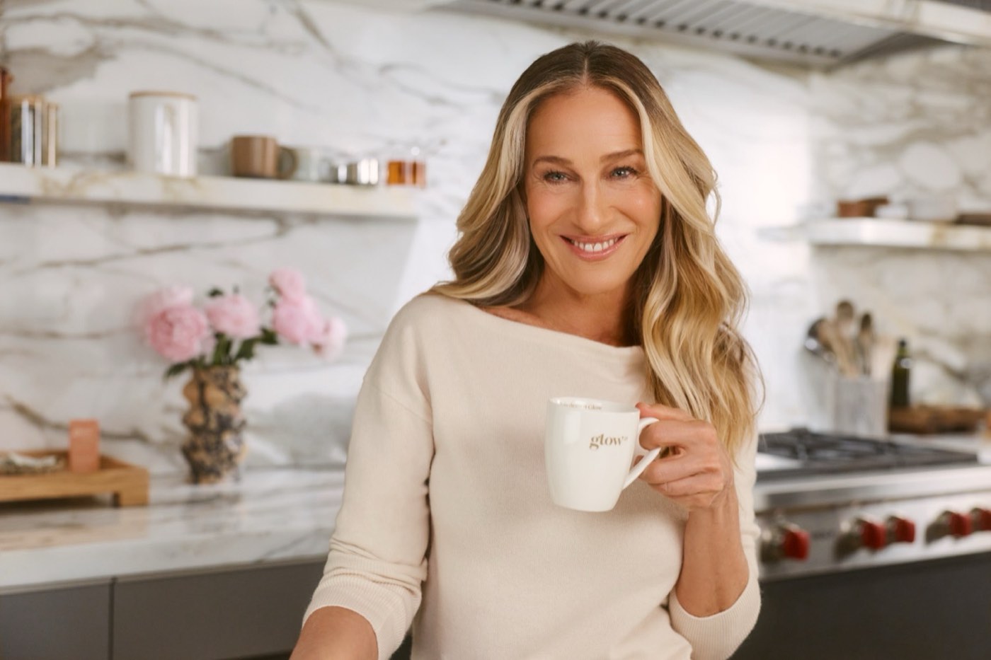 Sarah Jessica Parker avec sa tasse Glow25 dans la cuisine